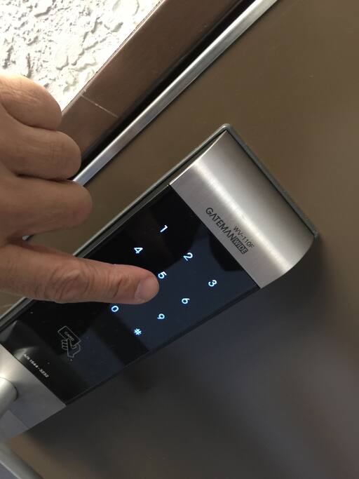 Door lock will open with a passcode which was decided on their own.
部屋のドアは自分で決めたパスコードで開閉します