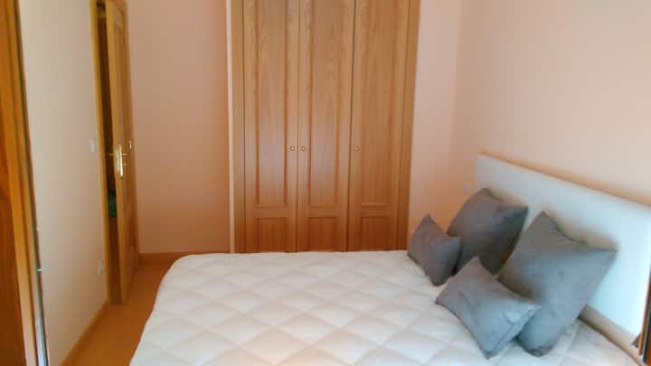 Habitación con cama grande