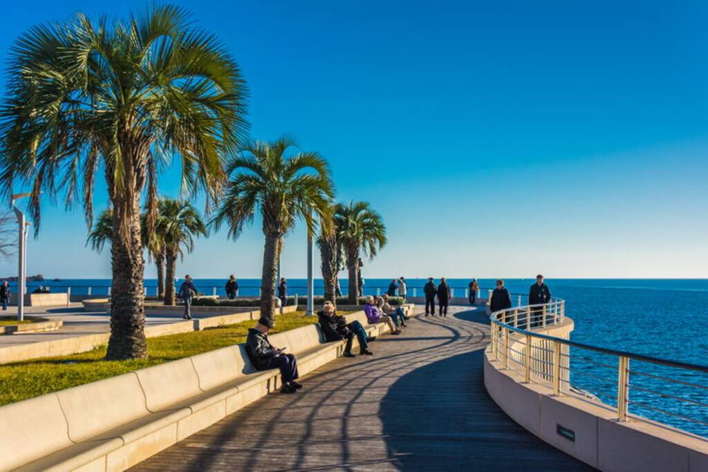 Promenade aménagée le long de la mer du port jusqu'à Saint-Raphaël à Fréjus