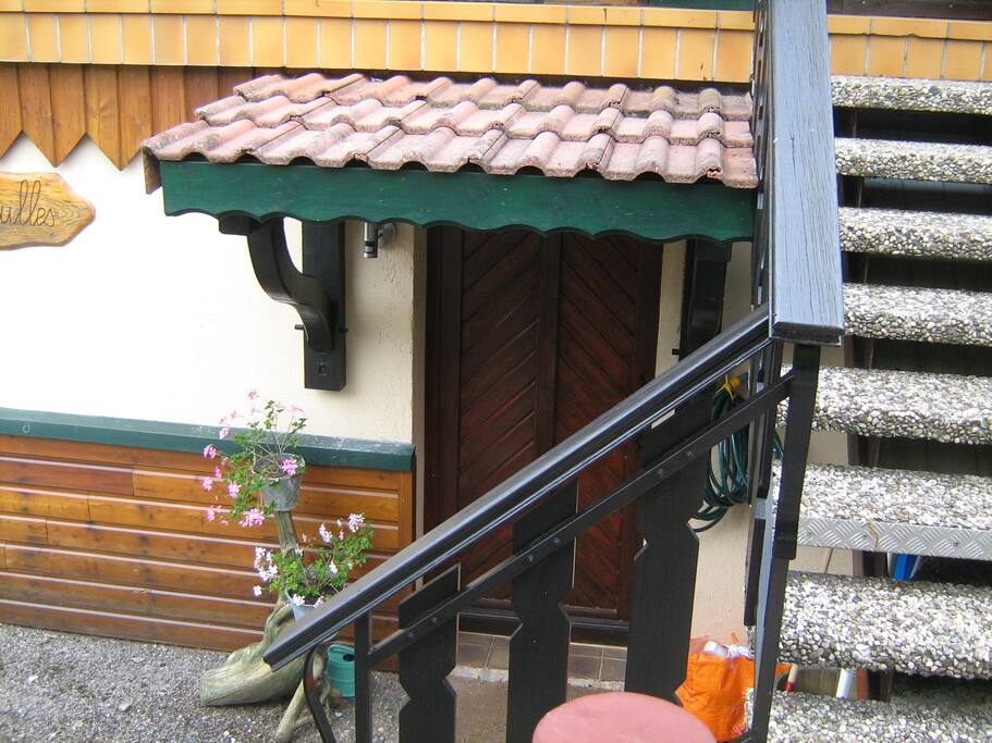 L'entrée du rez de chaussée ,accès à la laverie et au 1 er étage par l 'intérieur