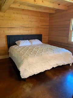 Cozy+3+bedroom%2C+cabin+with+indoor+fireplace.