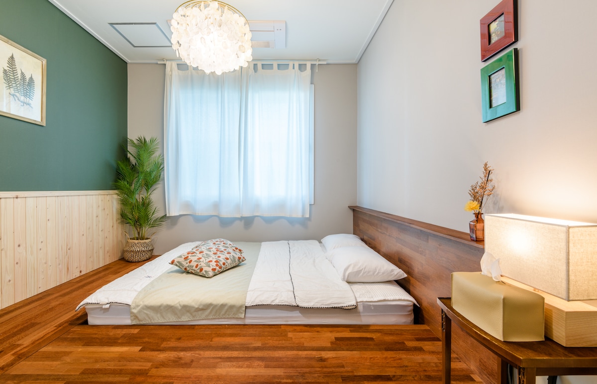 Соба со брачен кревет (широк 180-220