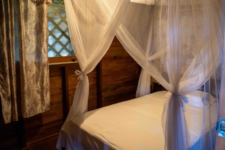 Druga spavaća soba s krevetom za jednu osobu.