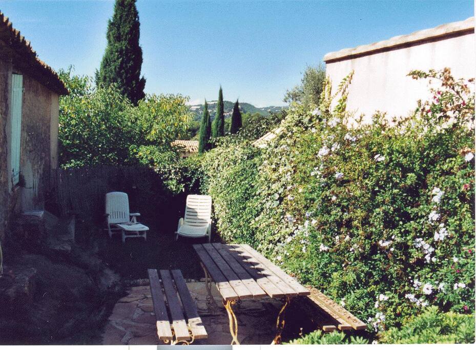 votre jardinet sans vis à vis avec table sièges et barbecue