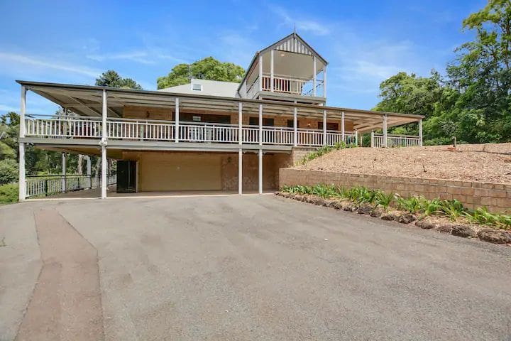 ‘Magnificent’ Mayfield Homestead : Sleeps 12