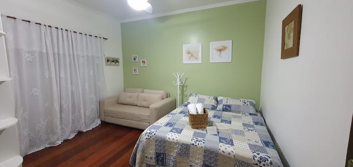 Suite verde ubicada en el primer piso del alojamiento.