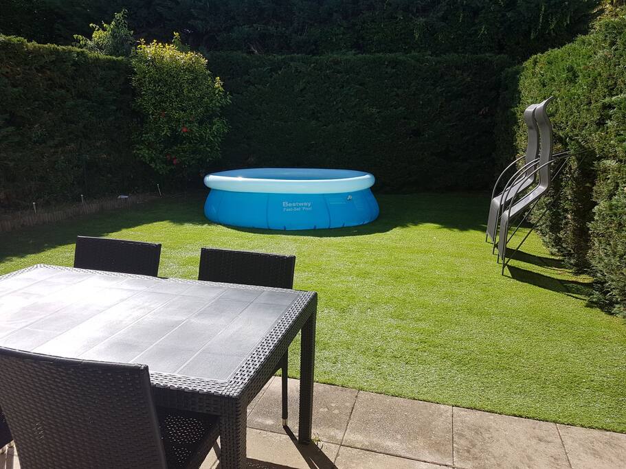 jardin avec mobilier (2transat+table avec 4chaise+petit salon table basse avec ces 2chaises+piscine)