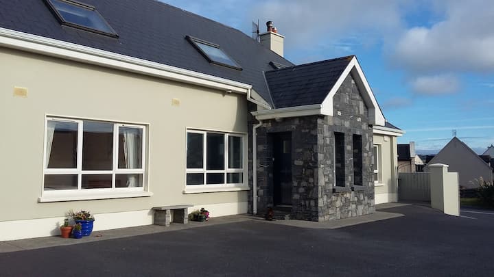 Bed and breakfast in Lahinch · ★4.93 · 1 bedroom · 1 bed · 1 private bath