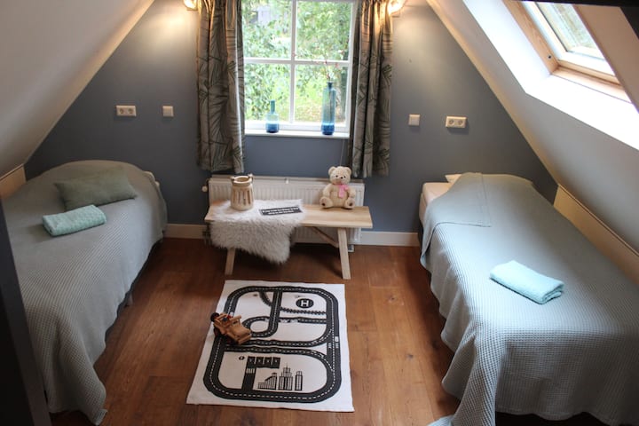 tweede slaapkamer, twee eenpersoonsbedden