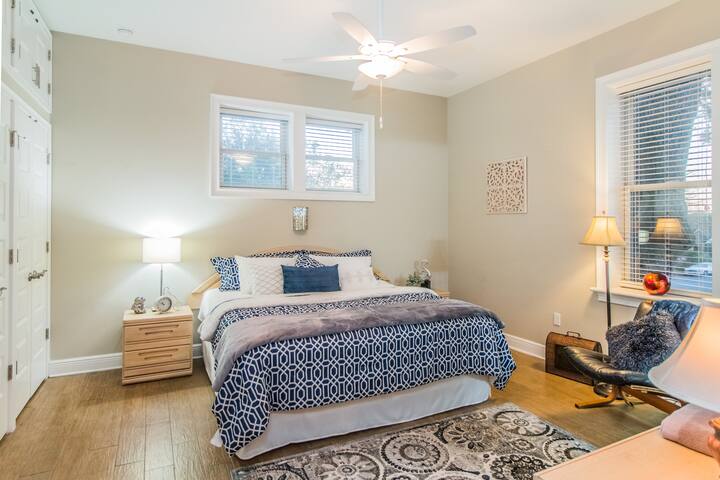 Master Suite w/King Bed and In-suite Bathroom