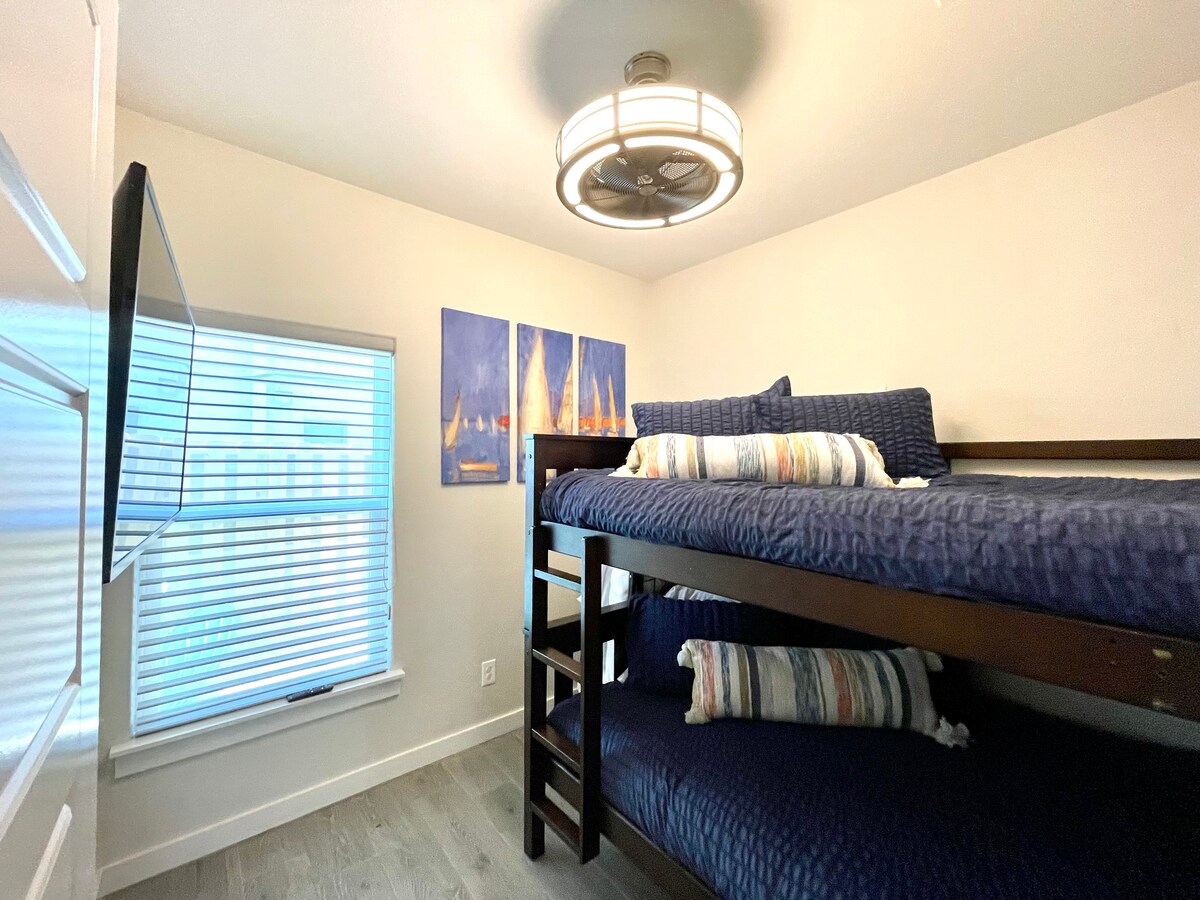 ห้องนอนที่ 2 มีเตียงสองชั้นเต็มรูปแบบทีวีจอแบนและพัดลมเพดาน! 