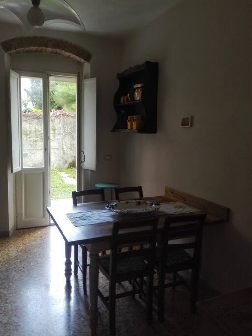 cucina con accesso al giardino