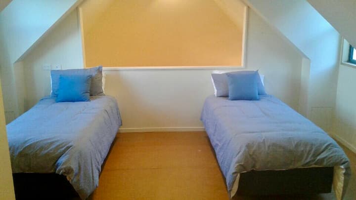 ห้องชั้นลอย - เตียงเดี่ยว 2 หลังหรือซูเปอร์คิงไซส์ 1 หลัง