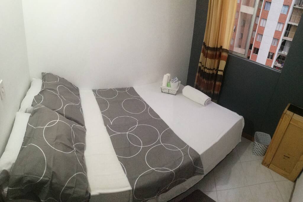 CÓMODA HABITACIÓN PARA DOS PERSONAS.