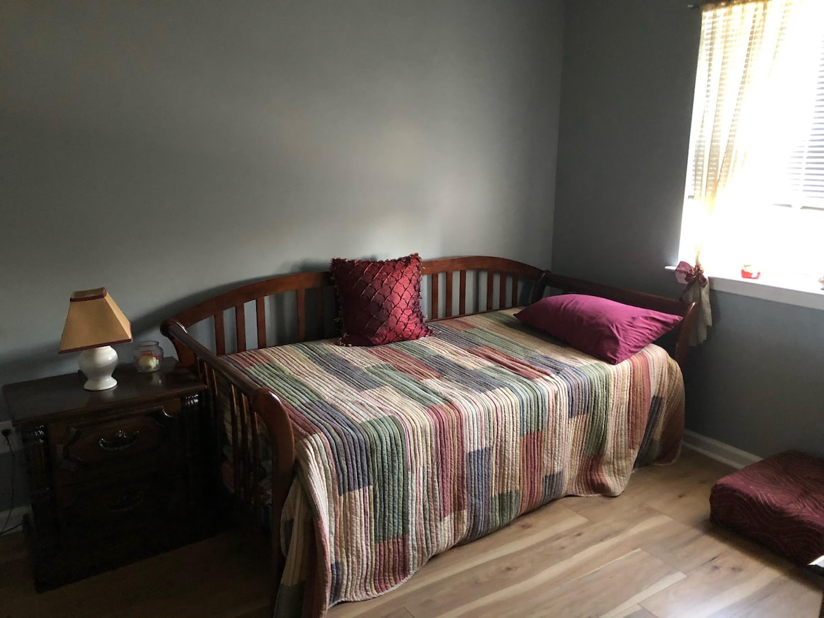 Izba s dennou posteľou, ktorá sa dá otvoriť do veľkosti King