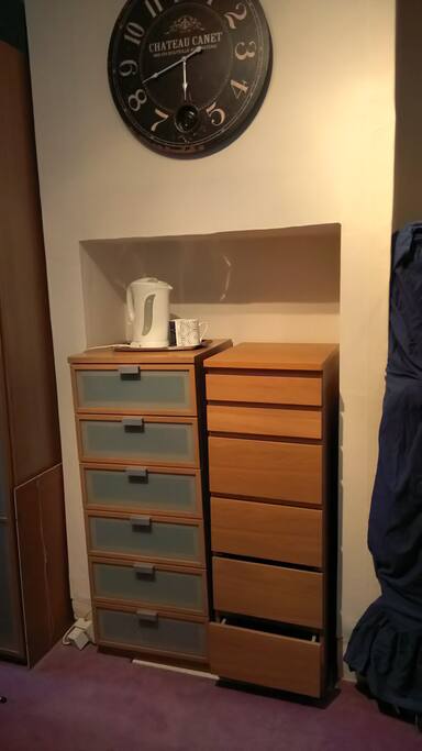 Plenty of drawer space. Tea & coffee