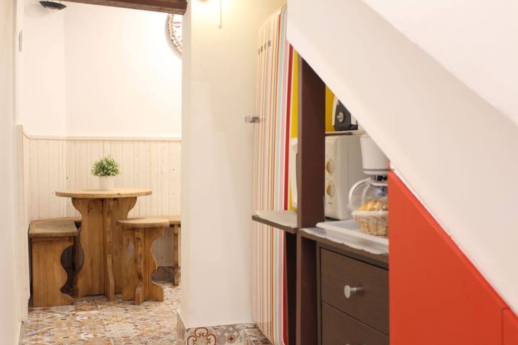 Cafetera, microondas y nevera de diseño.