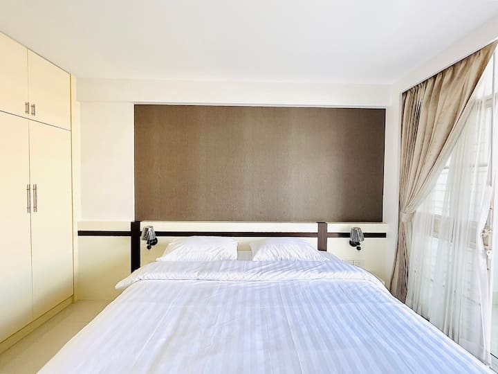 Chambre 4 avec lit king size, entièrement meublée, salle de bain attenante. (3e étage)
14 m ²