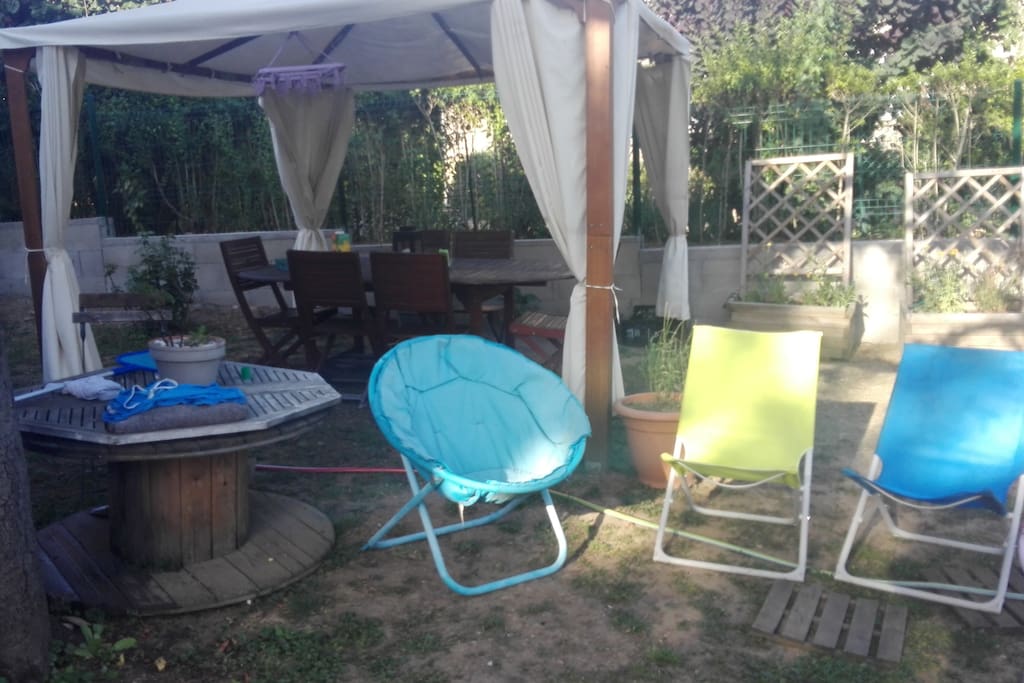 Terrasse équipée (chaises, tables et pergola), barbecue.