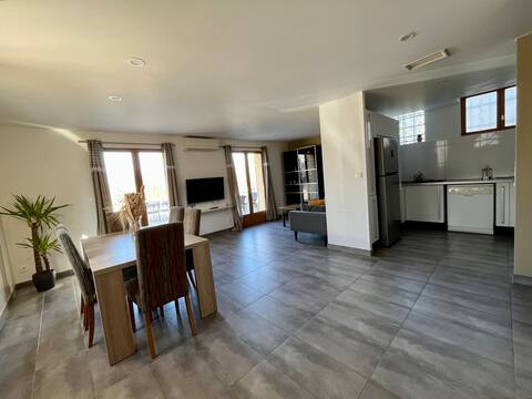 Spacious house with large garden and parking