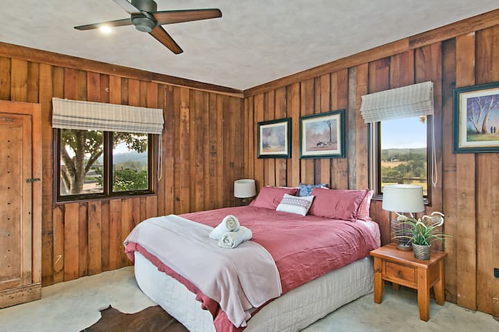 La cama principal tamaño king con baño privado.