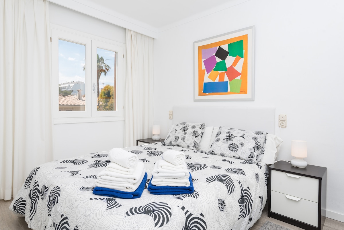 חדר שינה 1, עם מיטה זוגית, חדר ממוזג עם מיזוג אוויר וחימום. רצפות פרקט