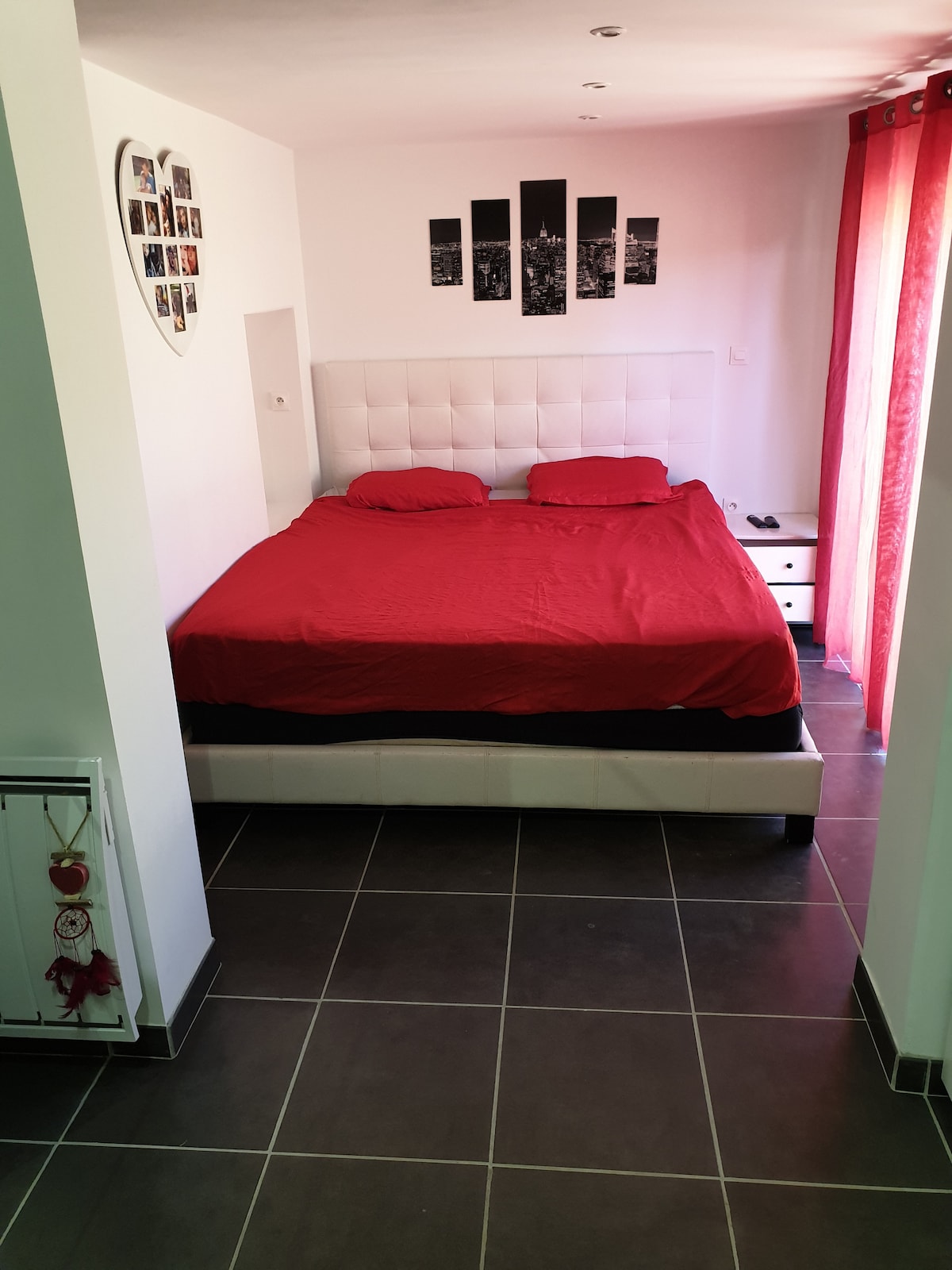 Hlavný apartmán s rozlohou 22 m ² a sprchovacím kútom s manželskou posteľou veľkosti King 