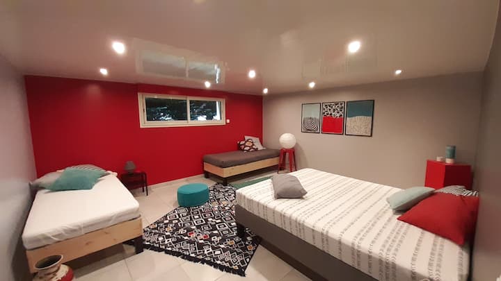 Suite ETHNIQUE : 
1 grand lit 160x200 + 2 lits de 90x200