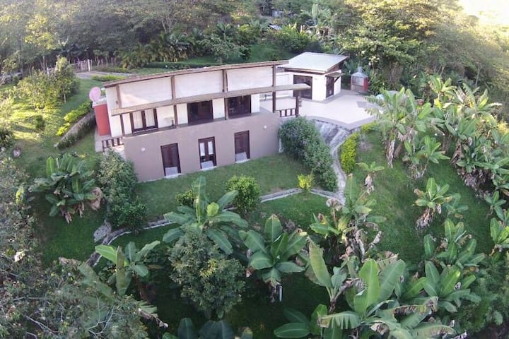 Hermosa Casa de Campo en  Blanco, Bonao