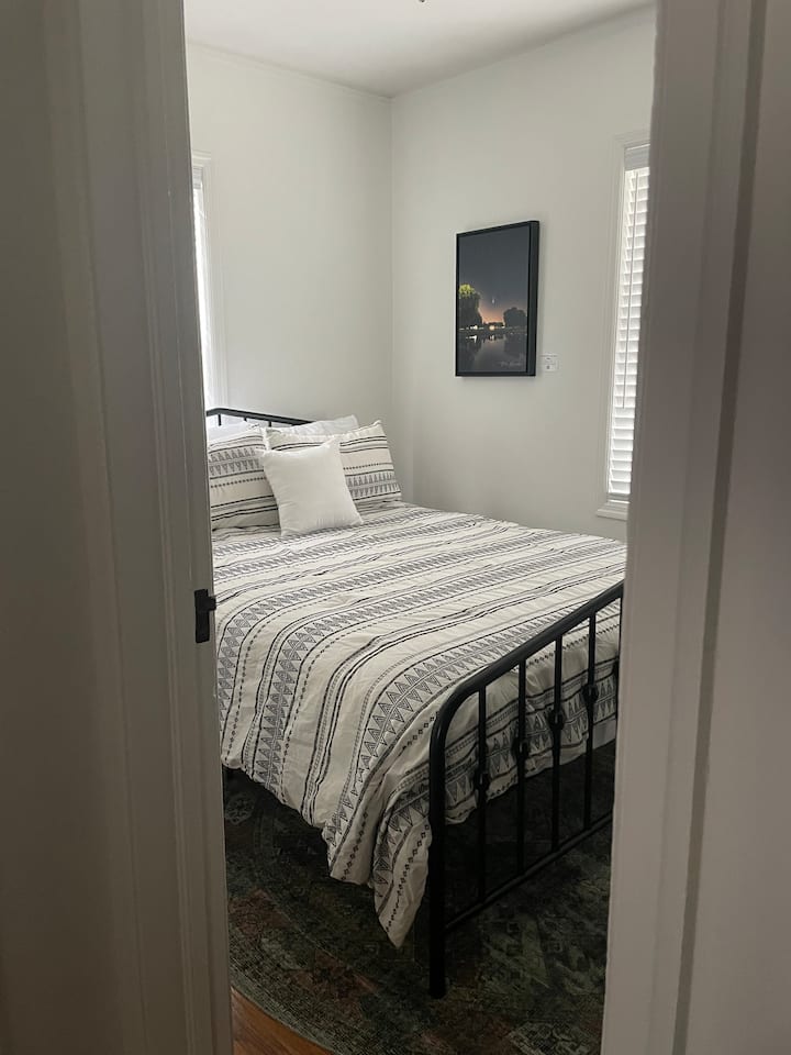 غرفة نوم مريحة تتميز بسرير بحجم كبير. 