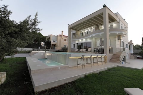 Cedar Tree Villa: Close to Town, Shops and Beaches