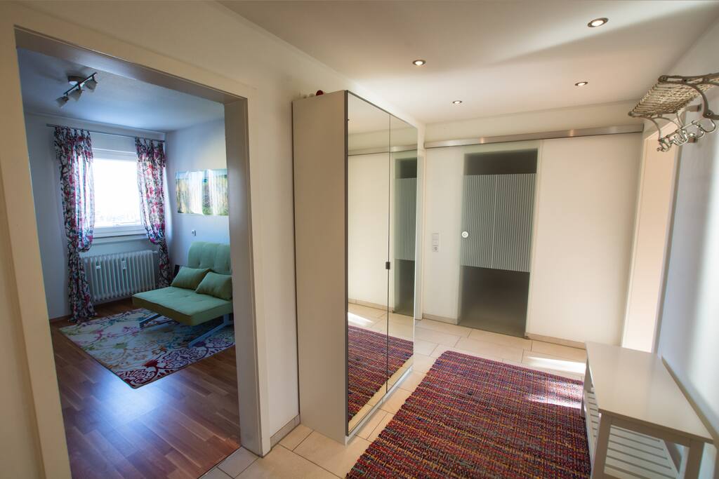 Flur: links vorne: Gästezimmer; links hinten: Küche; gerade aus: Bad; rechts hinten: Schlafzimmer; rechts vorne: Wohnzimmer