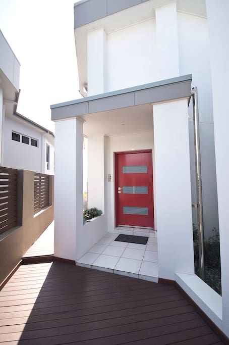 If the front door is not red, you got the wrong house.