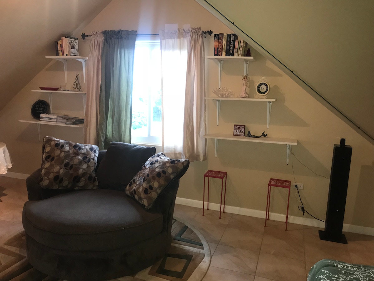 Útulné a dobře osvětlené prostorné posezení.