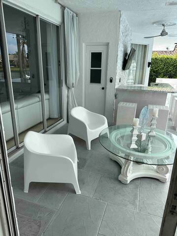 Lux 4 bedroom home on lake with pool! gallery image 5