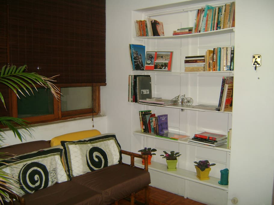 Lounge of the apartment. There are always books available (many in Portuguese and some in English)