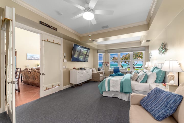 大主海滨加大双人床套房，带起居区和独立套房浴室