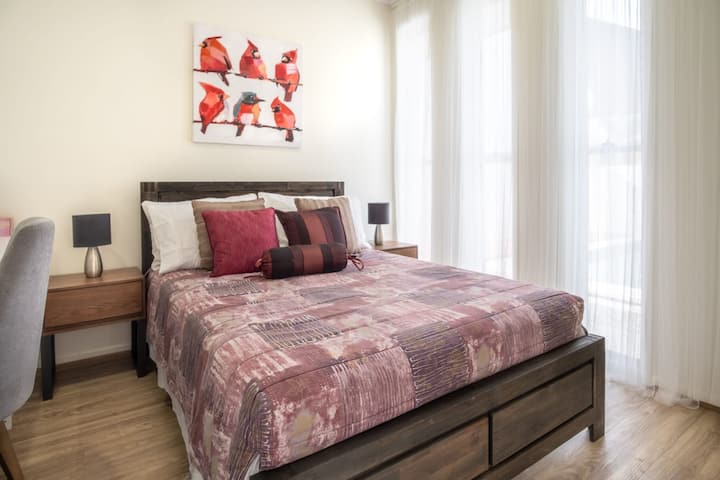 四号卧室配有一张标准双人床。