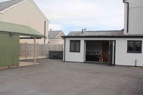 Large 5 bedroom Townhouse with hot tub in Bala