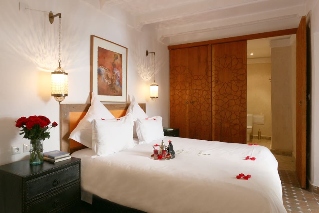 Cama y mesita de noche, amplio armario y entrada al baño