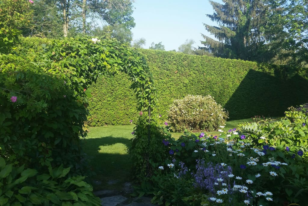 Enter under arbour to guests' accommodation.
