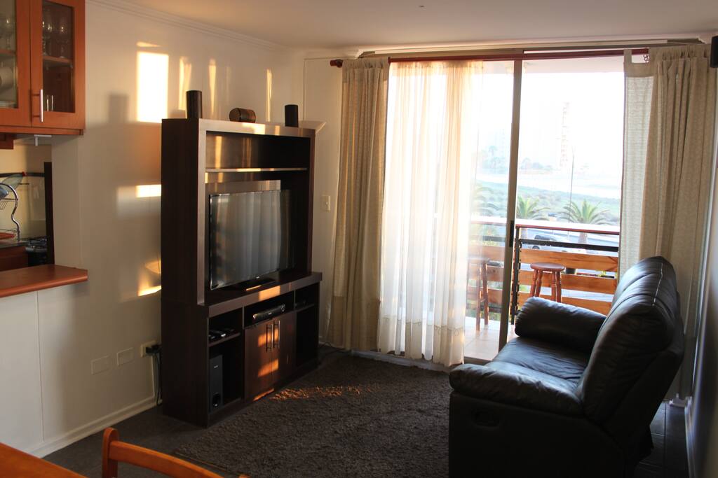 Living Cinema Home Sonido envolvente Dolby 5.1 y TV Full Premium con Sofá Bergere Doble.
