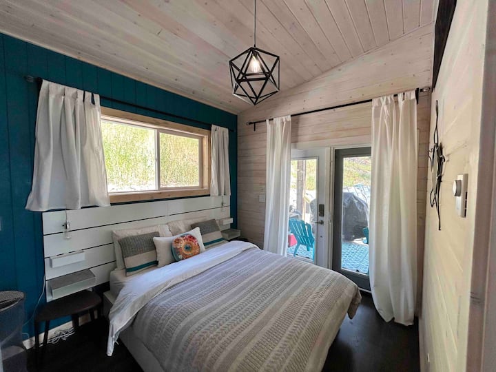 Dormitorio principal con puerta de jardín a la terraza delantera.

Waredrobe para la ropa, así como 6 cajones extraíbles en la cama, mucho espacio de almacenamiento.

Entrada al baño a través del dormitorio y el espacio principal (Jack y Jill). 

Lavadora/ secadora apilable en el área del armario.