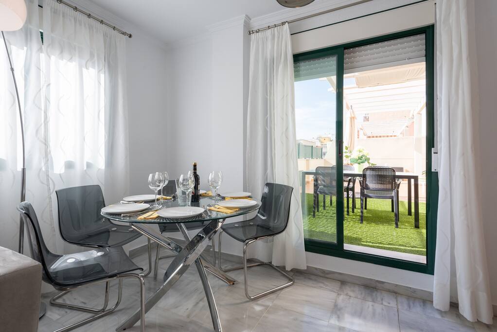 Salón con salida a terraza / Living room with access to terrace