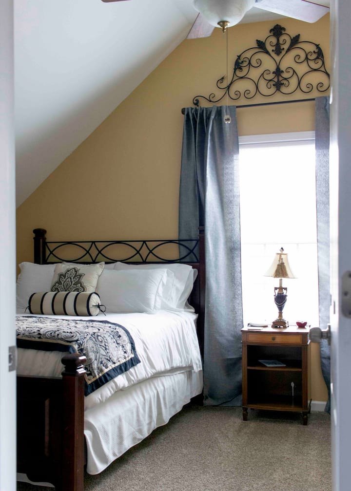 Pohodlná veľká posteľ s kvalitnou bielou plachtou/posteľnou bielizňou. 