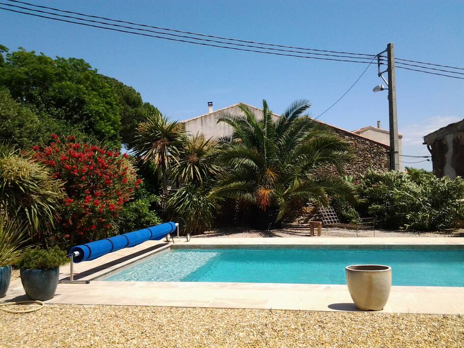 Belle piscine sécurisée de 4 sur 8 ( 32 m2 ) profondeur 1m 40 avec plage