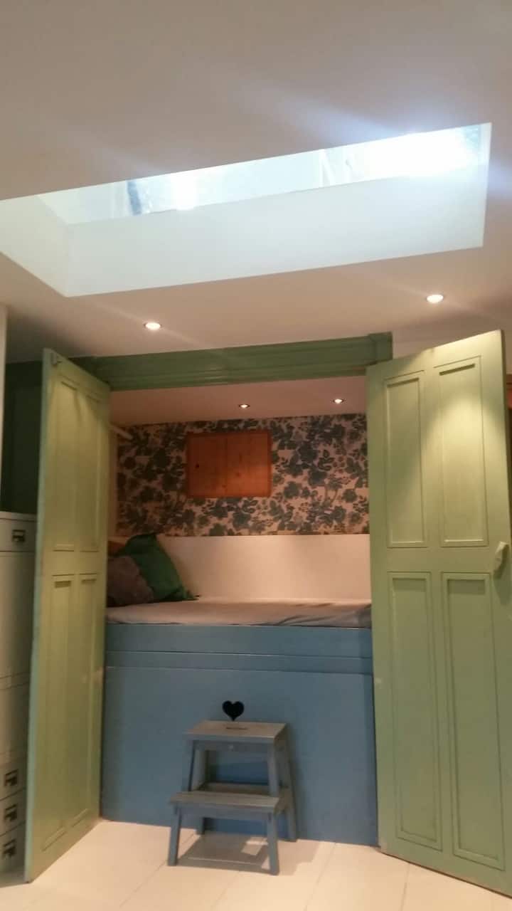 سرير "بيدستي" هولندي تقليدي في المطبخ / الطعام مع حمام ومرحاض منفصل.