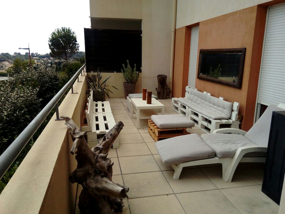 Partie dégagée de la terrasse accessible directement par les chambres.