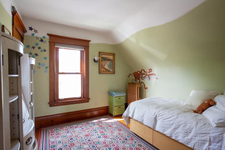 توأم في الطابق الثاني