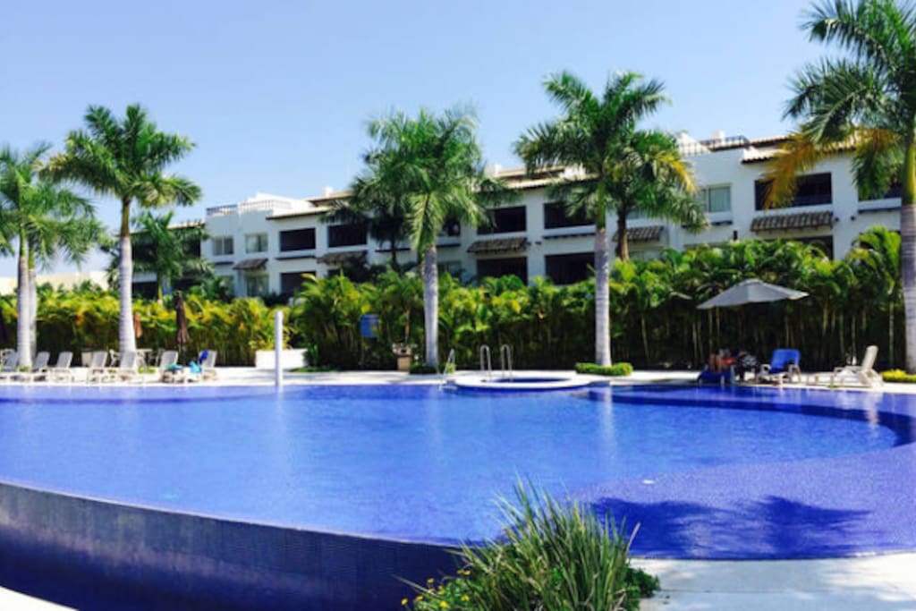 Piscina general y Jacuzzi